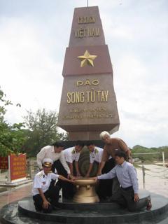 Giữa Trường Sa nghe tiếng trống đồng